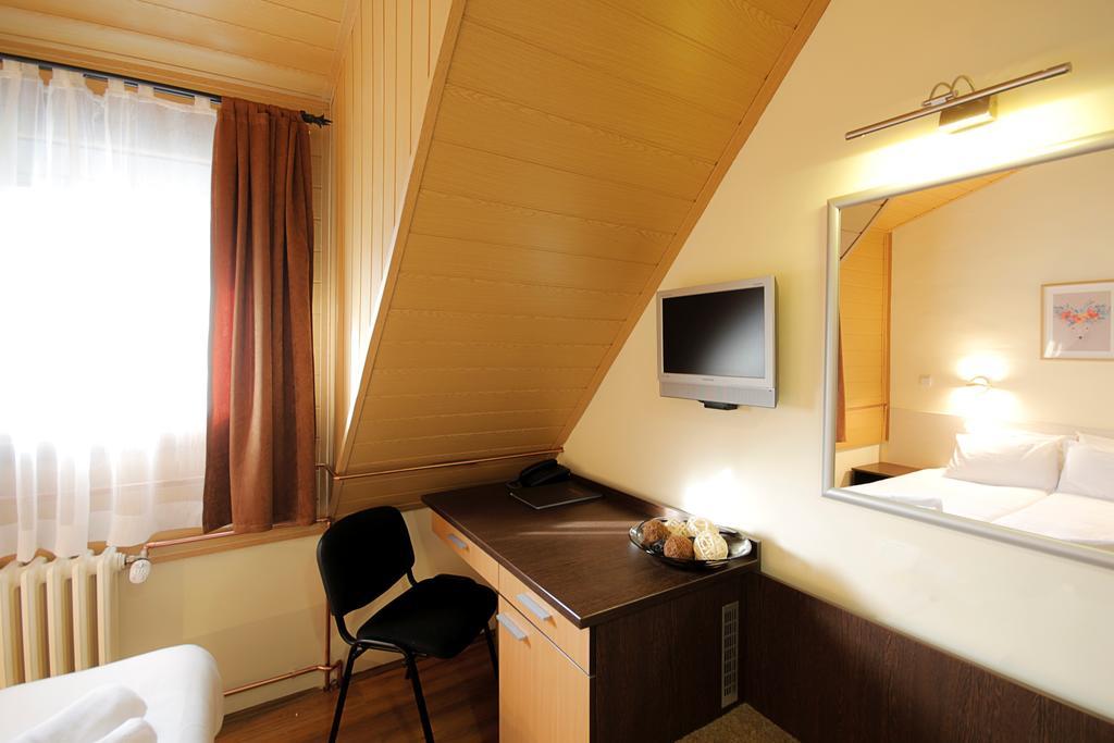 קופאוניק Hotel Junior מראה חיצוני תמונה